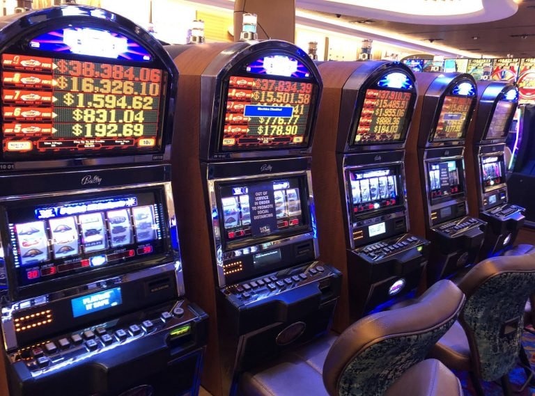 Hood vs Wolf betting interface on bengkel slot platform showing live outcome prediction